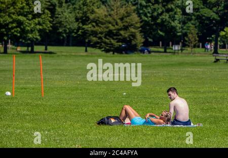 Harrogate, North Yorkshire, Großbritannien. Juni 2020. Heute, wenn die höchsten UV-Werte aller Zeiten erwartet werden, sind die Menschen im Zentrum von Harrogate beim Sonnenbaden. Kredit: ernesto rogata/Alamy Live Nachrichten Stockfoto