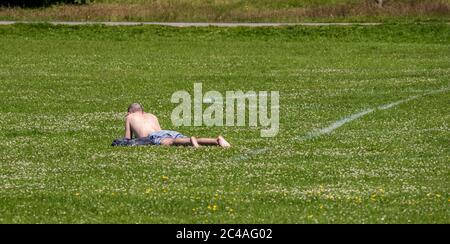 Harrogate, North Yorkshire, Großbritannien. Juni 2020. Heute, wenn die höchsten UV-Werte aller Zeiten erwartet werden, sind die Menschen im Zentrum von Harrogate beim Sonnenbaden. Kredit: ernesto rogata/Alamy Live Nachrichten Stockfoto