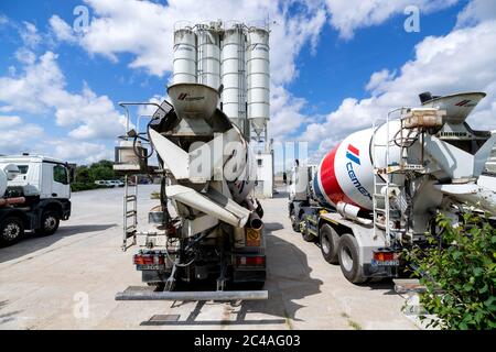 Betonmischer von Cemex im Werk. Cemex ist das zweitgrößte Baustoffunternehmen weltweit. Stockfoto