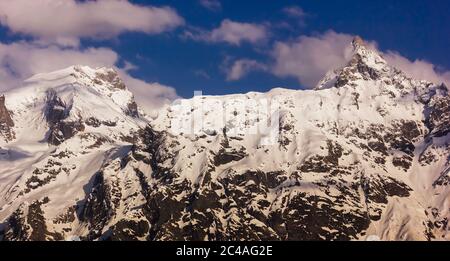 Ein Blick auf die Schultern des schneebedeckten Kinner Kailash Gebirges vom Dorf Kalpa in Kinnaur. Stockfoto