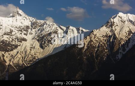 Ein Blick auf die schneebedeckten Bergschultern der Kinner Kailash Range aus dem Dorf Kalpa in Kinnaur, Indien. Stockfoto