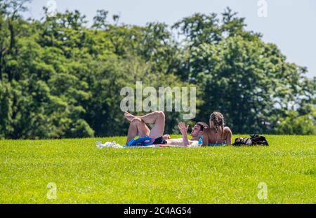 Harrogate, North Yorkshire, Großbritannien. Juni 2020. Heute, wenn die höchsten UV-Werte aller Zeiten erwartet werden, sind die Menschen im Zentrum von Harrogate beim Sonnenbaden. Kredit: ernesto rogata/Alamy Live Nachrichten Stockfoto