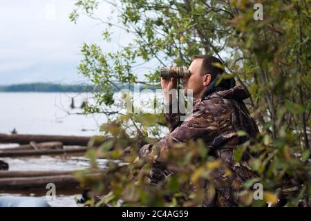 Blick durch ein Fernglas Hunter Stockfoto