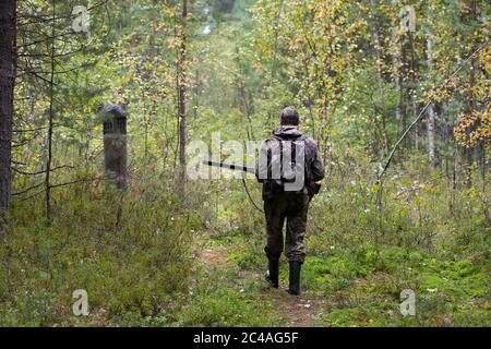 jäger mit Gewehr im Wald Stockfoto