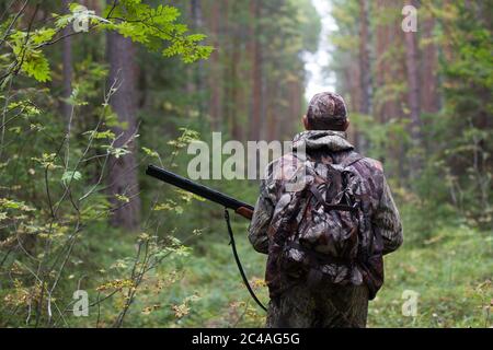 jäger im Wald Stockfoto