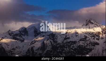 Ein Lichtband, der durch die Wolken auf dem Himalaya-Gebirge von Kinner Kailash in Kalpa, Indien fällt. Stockfoto