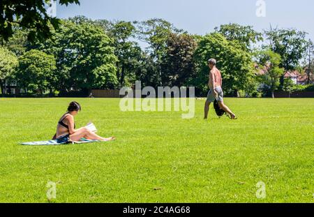 Harrogate, North Yorkshire, Großbritannien. Juni 2020. Heute, wenn die höchsten UV-Werte aller Zeiten erwartet werden, sind die Menschen im Zentrum von Harrogate beim Sonnenbaden. Kredit: ernesto rogata/Alamy Live Nachrichten Stockfoto