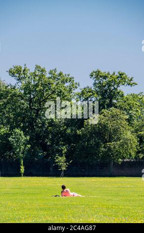 Harrogate, North Yorkshire, Großbritannien. Juni 2020. Heute, wenn die höchsten UV-Werte aller Zeiten erwartet werden, sind die Menschen im Zentrum von Harrogate beim Sonnenbaden. Kredit: ernesto rogata/Alamy Live Nachrichten Stockfoto