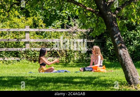 Harrogate, North Yorkshire, Großbritannien. Juni 2020. Heute, wenn die höchsten UV-Werte aller Zeiten erwartet werden, sind die Menschen im Zentrum von Harrogate beim Sonnenbaden. Kredit: ernesto rogata/Alamy Live Nachrichten Stockfoto