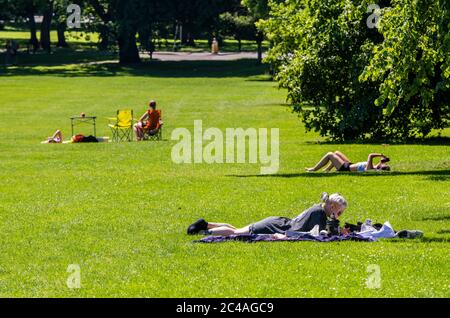 Harrogate, North Yorkshire, Großbritannien. Juni 2020. Heute, wenn die höchsten UV-Werte aller Zeiten erwartet werden, sind die Menschen im Zentrum von Harrogate beim Sonnenbaden. Kredit: ernesto rogata/Alamy Live Nachrichten Stockfoto