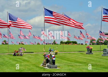 Sterne und Streifen fliegen über den Friedhof am Gedenktag 2020 Stockfoto