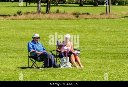 Harrogate, North Yorkshire, Großbritannien. Juni 2020. Heute, wenn die höchsten UV-Werte aller Zeiten erwartet werden, sind die Menschen im Zentrum von Harrogate beim Sonnenbaden. Kredit: ernesto rogata/Alamy Live Nachrichten Stockfoto