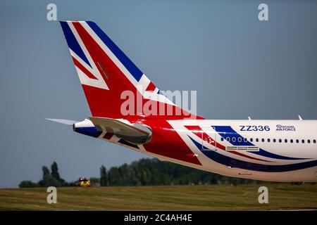 Bild vom 25. Juni zeigt den neu lackierten RAF Airbus Voyager, wie er von Boris Johnson und der Royal Family für offizielle Geschäfte verwendet wurde, die am Donnerstag Nachmittag den Flughafen Cambridge verlassen. Das neu gestrichene Flugzeug des Premierministers - komplett mit einer riesigen UNION JACK-Heckflosse - wurde heute Nachmittag (Donnerstag) von Cambridge aus abheben gesehen. Der RAF Airbus Voyager, der bei Marshall Aerospace eine £900,000-Umgestaltung durchläuft, wurde bei RAF Brize Norton in Oxfordshire wieder zu seiner Basis geflogen. Die einst grauen Flugzeuge hat eine Verjüngungskur, mit einem neuen weißen Körper und eine riesige rot, weiß und BL Stockfoto