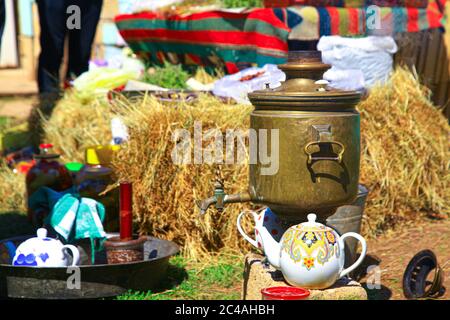Kaukasischer Samowar-Tee im Garten mit Wasserkocher Stockfoto