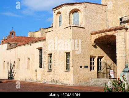 Der Blick auf die Fassade der Kathedrale von Santa Maria la Menor die älteste Kathedrale Amerikas in Santo Domingo, Dominikanische Republik Stockfoto