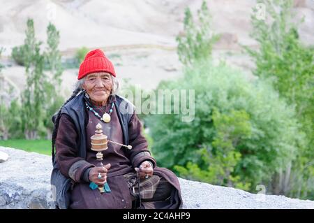 WANLA, INDIEN Juni 26: Ladakhi Frau mit dem traditionellen Gebetsrad, das Indus-Tal, Indien, Asien. Stockfoto