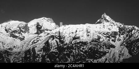 Schwarz-weiße Landschaft der Kinner Kailash Gipfel aus der Stadt Kalpa in Kinnaur im indischen Himalaya. Stockfoto