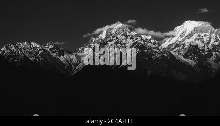 Eine schwarz-weiße Landschaft der Kinner Kailash Range, die vom Dorf Kalpa in Kinnaur im indischen Himalaya aus gesehen wird. Stockfoto