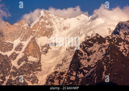 Die schneebedeckten Hänge eines Himalaya-Berges im Dorf Kalpa in Kinnaur, Indien. Stockfoto