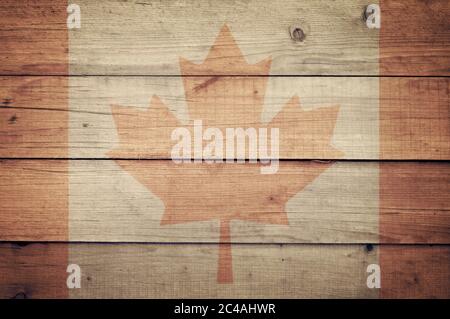 Kanada Flagge auf einem hölzernen Hintergrund. Grunge Wand mit einer Flagge. Im Zusammenhang mit Kanada Nationalfeiertag 1. juli. Rustikale Kulisse, Design oder Banner. Rustikale Struktur. Stockfoto