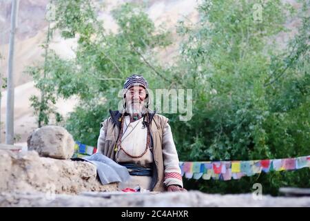 LEH, INDIEN Juni 26: Ladakhi Mann im traditionellen Hut auf dem Dach hous, das Indus-Tal, Indien, Asien. Stockfoto