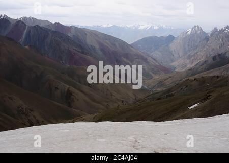 Blick auf den Konzke La Pass in Ladakh. Stockfoto