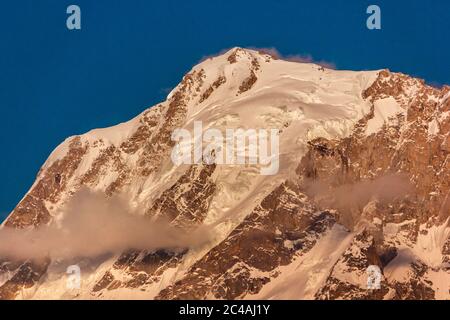 Die schöne Aussicht auf einen schneebedeckten Gipfel in einem Himalaya-Gebirge im Dorf Kalpa in Kinnaur im indischen Himalaya. Stockfoto