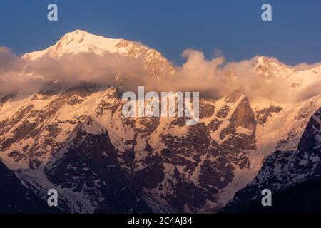 Die schöne Aussicht auf einen schneebedeckten Gipfel in einem Himalaya-Gebirge im Dorf Kalpa in Kinnaur im indischen Himalaya. Stockfoto