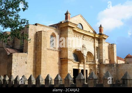 Der Blick auf die Fassade der Kathedrale von Santa Maria la Menor die älteste Kathedrale Amerikas in Santo Domingo, Dominikanische Republik Stockfoto