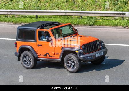 2019 Orange Rubicon Jeep; Fahrzeugverkehr Fahrzeuge, Autos, private Kennzeichen, personalisiert, geschätzt, dateless Registrierungen, DVLA-Kennzeichen, Fahrzeug auf britischen Straßen, Motoren, Fahren auf der Autobahn M6 Stockfoto