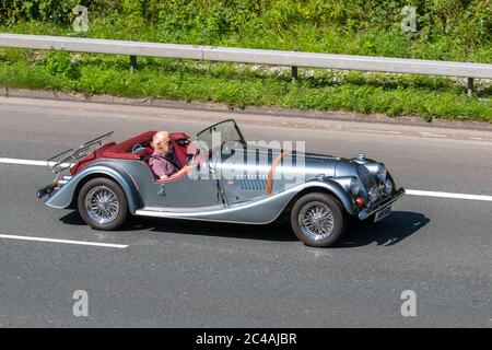 1995 90er Jahre Silver Morgan; Vehicular Traffic Moving Vehicles, Autos privates Nummernschild, personalisierte, geschätzte, datumslose Registrierungen, DVLA-Kennzeichen für das Fahren von Fahrzeugen auf britischen Straßen, Motoren, Fahren auf der Autobahn M6 Stockfoto