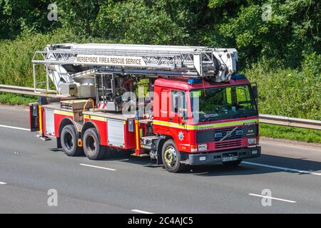 Merseyside Fire & Rescue Service Schnorchel Truck; 1998 Volvo FL10 Motor und Besatzung reagieren auf Verkehrsnotfälle auf der M6 Motorway, Großbritannien Stockfoto