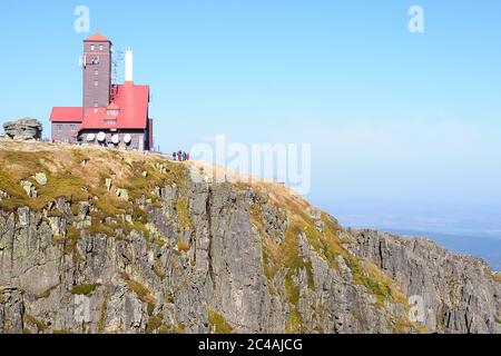 Blick auf die verschneiten Töpfe. Der Bergweg im Karkonosze-Gebirge an der polnischen und tschechischen Grenze. Stockfoto