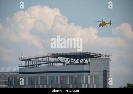 Glasgow, Schottland, Großbritannien. Juni 2020. Picture: Hubschrauberlandeplatz Queen Elizabeth University Hospital (QEUH), der sich im Südwesten des Hauptgebäudes befindet. Gesehen ist der Scottish Air Ambulance Service, der einen Patienten verlegt. Quelle: Colin Fisher/Alamy Live News Stockfoto