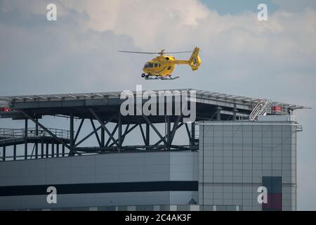 Glasgow, Schottland, Großbritannien. Juni 2020. Picture: Hubschrauberlandeplatz Queen Elizabeth University Hospital (QEUH), der sich im Südwesten des Hauptgebäudes befindet. Gesehen ist der Scottish Air Ambulance Service, der einen Patienten verlegt. Quelle: Colin Fisher/Alamy Live News Stockfoto