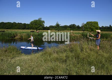 Ein Mann Paddleboards in der River Cam in Grantchester bei Cambridge als Donnerstag könnte der heißeste Tag des Jahres in Großbritannien mit sengenden Temperaturen Prognosen noch weiter steigen. Stockfoto