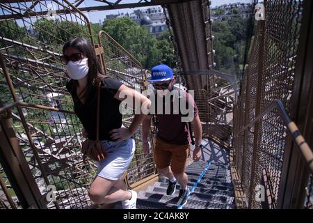 Paris, Frankreich. Juni 2020. Touristen steigen am ersten Tag nach der Wiedereröffnung nach drei Monaten Schließung aufgrund der COVID-19-Pandemie die Treppe des Eiffelturms hinauf. Kredit: SOPA Images Limited/Alamy Live Nachrichten Stockfoto