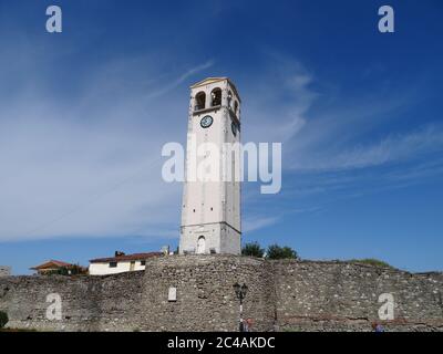 Albanische Traditionen und schöne Architektur können Sie in Elbasan sehen. Schöner Ort, um während der Ferien zu besuchen Stockfoto