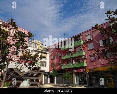 Die alte Balkanstadt Tirana. Erstaunliche Gebäude, angenehme Natur und ein ganz anderes Leben in Albanien, können Sie wahre Bunker zu sehen Stockfoto