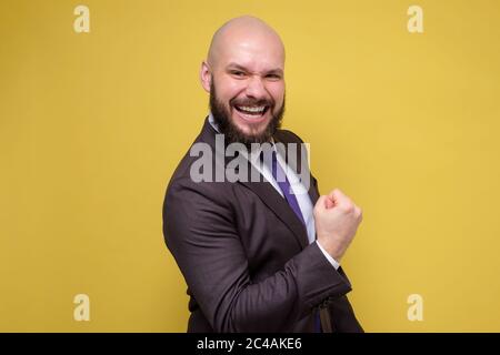 Junger Mann glücklich sein, sein Projekt zu beenden tun Gewinner Geste, sagen Sie Ja Stockfoto