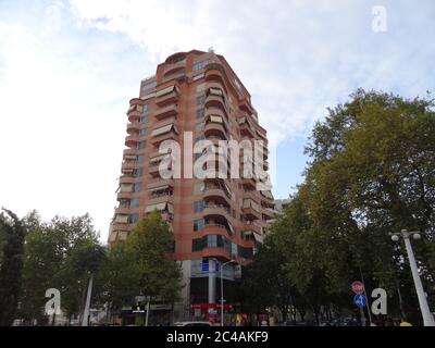 Die alte Balkanstadt Tirana. Erstaunliche Gebäude, angenehme Natur und ein ganz anderes Leben in Albanien, können Sie wahre Bunker zu sehen Stockfoto