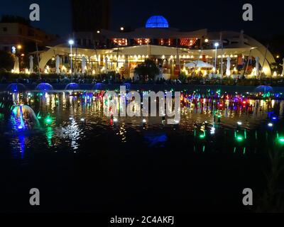 Die alte Balkanstadt Tirana. Erstaunliche Gebäude, angenehme Natur und ein ganz anderes Leben in Albanien, können Sie wahre Bunker zu sehen Stockfoto