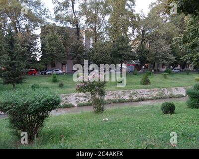 Die alte Balkanstadt Tirana. Erstaunliche Gebäude, angenehme Natur und ein ganz anderes Leben in Albanien, können Sie wahre Bunker zu sehen Stockfoto