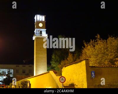 Die alte Balkanstadt Tirana. Erstaunliche Gebäude, angenehme Natur und ein ganz anderes Leben in Albanien, können Sie wahre Bunker zu sehen Stockfoto