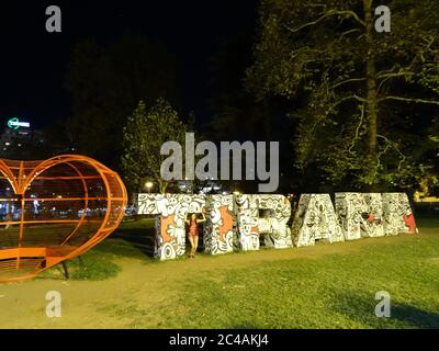Die alte Balkanstadt Tirana. Erstaunliche Gebäude, angenehme Natur und ein ganz anderes Leben in Albanien, können Sie wahre Bunker zu sehen Stockfoto