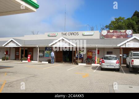 The Crags, Südafrika - 2. März 2020: Supermarkt und Tankstelle auf dem Land. In Der Nähe Von Plettenberg Bay, Garden Route, Südafrika, Afrika. Stockfoto