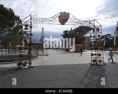 Die alte Balkanstadt Tirana. Erstaunliche Gebäude, angenehme Natur und ein ganz anderes Leben in Albanien, können Sie wahre Bunker zu sehen Stockfoto