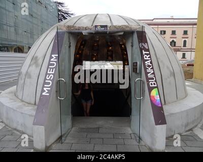 Die alte Balkanstadt Tirana. Erstaunliche Gebäude, angenehme Natur und ein ganz anderes Leben in Albanien, können Sie wahre Bunker zu sehen Stockfoto
