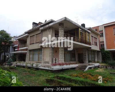 Die alte Balkanstadt Tirana. Erstaunliche Gebäude, angenehme Natur und ein ganz anderes Leben in Albanien, können Sie wahre Bunker zu sehen Stockfoto