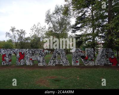 Die alte Balkanstadt Tirana. Erstaunliche Gebäude, angenehme Natur und ein ganz anderes Leben in Albanien, können Sie wahre Bunker zu sehen Stockfoto